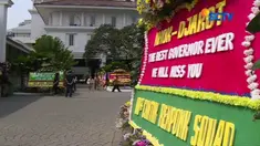 Karangan bunga untuk Ahok-Djarot ini menarik perhadian warga DKI untuk berfoto.