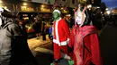 Sepasang warga mengenakan kostum menyeramkan ambil bagian dalam perayaan Halloween di jalanan kota Salem, Massachusetts, AS, Rabu (31/10). Kota Salem juga dikenal sebagai Kota Penyihir karena memiliki banyak tempat yang menyeramkan. (Joseph PREZIOSO/AFP)