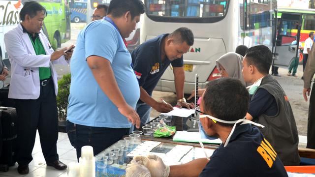 Sopir bus AKAP dan AKDP di Cilacap harus cek urine. (Foto: Liputan6.com/Muhamad Ridlo)