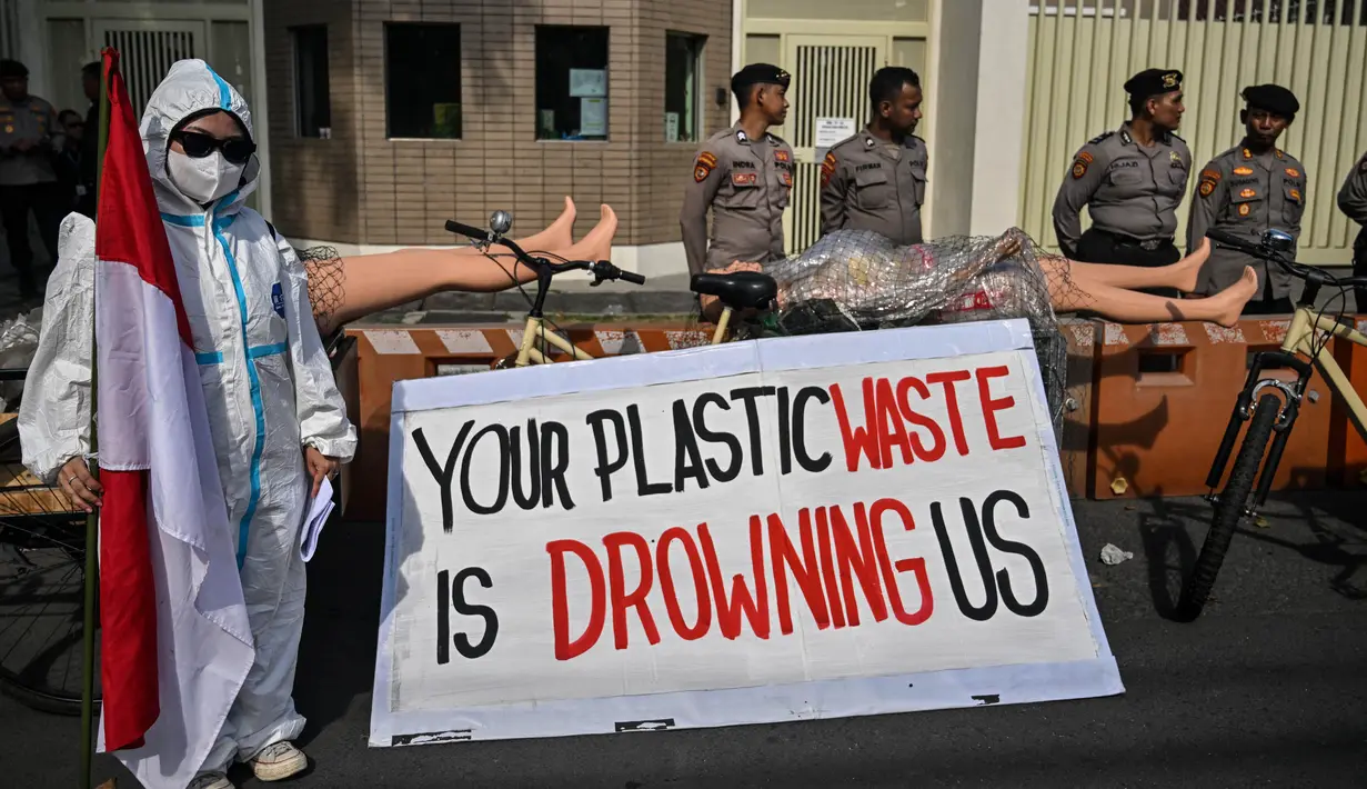 Data UN Comtrade menyebutkan, Australia dan Jepang merupakan negara yang aktif mengirimkan sampah plastik ke Indonesia. (JUNI KRISWANTO/AFP)