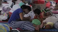 Aktivitas warga di lokasi pengungsian di GOR Suweca, Klungkung, Bali, Selasa (26/9). Hingga kini tercatat, 57.418 jiwa mengungsi di 357 lokasi menyusul peningkatan aktifitas Gunung Agung yang masih berstatus awas. (Liputan6.com/Gempur M Surya)