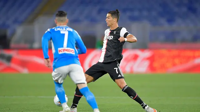 Penyerang Juventus, Cristiano Ronaldo mencoba melewati adangan pemain Napoli, Jose Callejon