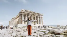 Padukan baju kaos motif stripes dengan jaket jeans, penulis buku Rentang Kisah ini tampil trendi. Celana berwarna brownish orange yang kontras dengan warna baju dan hijabnya ciptakan warna yang cocok. Pandai memainkan warna outfit, OOTD Gitasav bisa menjadi inspirasi. (Liputan6.com/IG/@gitasav)