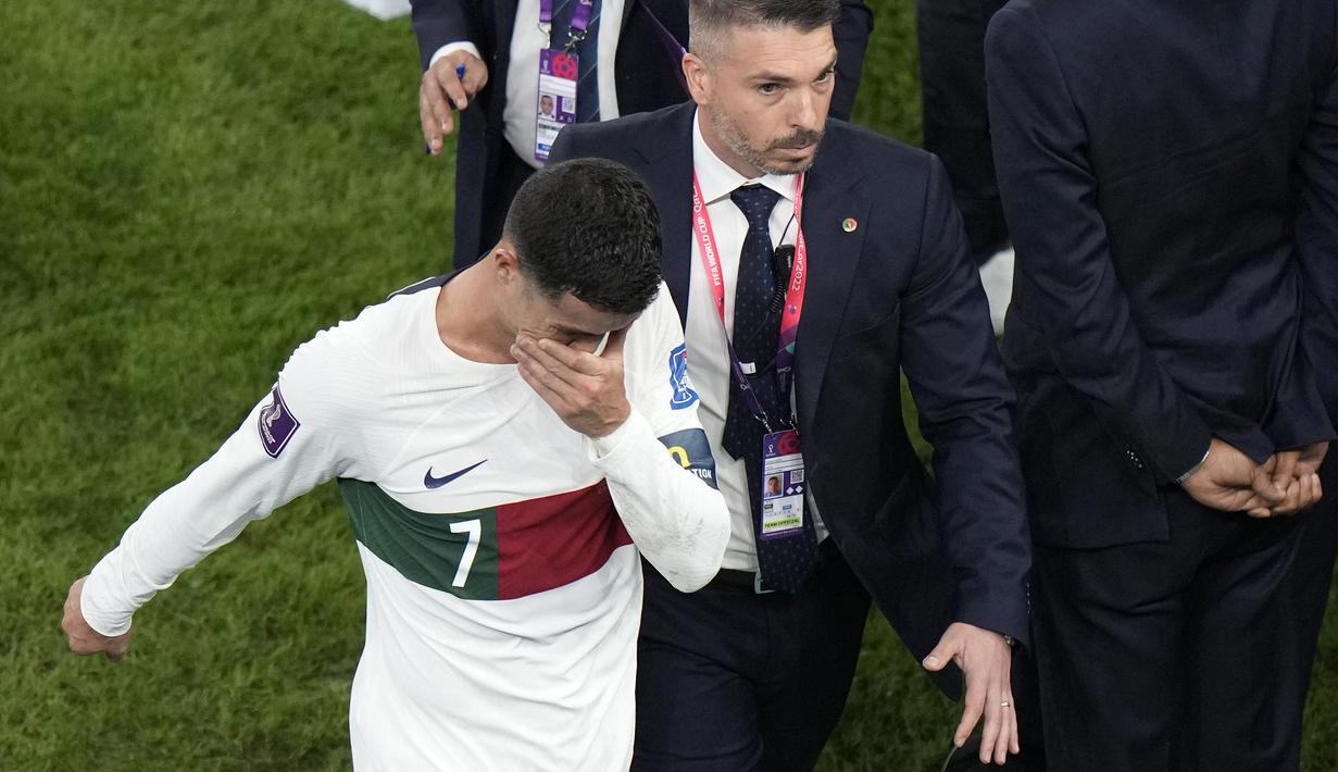 Hingga laga usai, Cristiano Ronaldo dkk gagal mencari gol penyeimbang. Portugal pun tersingkir dan Maroko pun lolos ke semifinal serta membuat sejarah dengan menjadi negara Afrika Pertama yang mampu menjejakkkan kakinya di babak empat besar Piala Dunia. (AP/Luca Bruno)