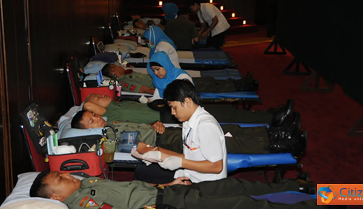 Citizen6, Cilangkap: Mabes TNI menggelar Donor Darah dalam rangka menyambut HUT ke-67 Tentara Nasional Indonesia (TNI) tahun 2012, di Aula Gatot Subroto, Mabes TNI Cilangkap, Senin (24/9). (Pengirim: Badarudin Bakri)