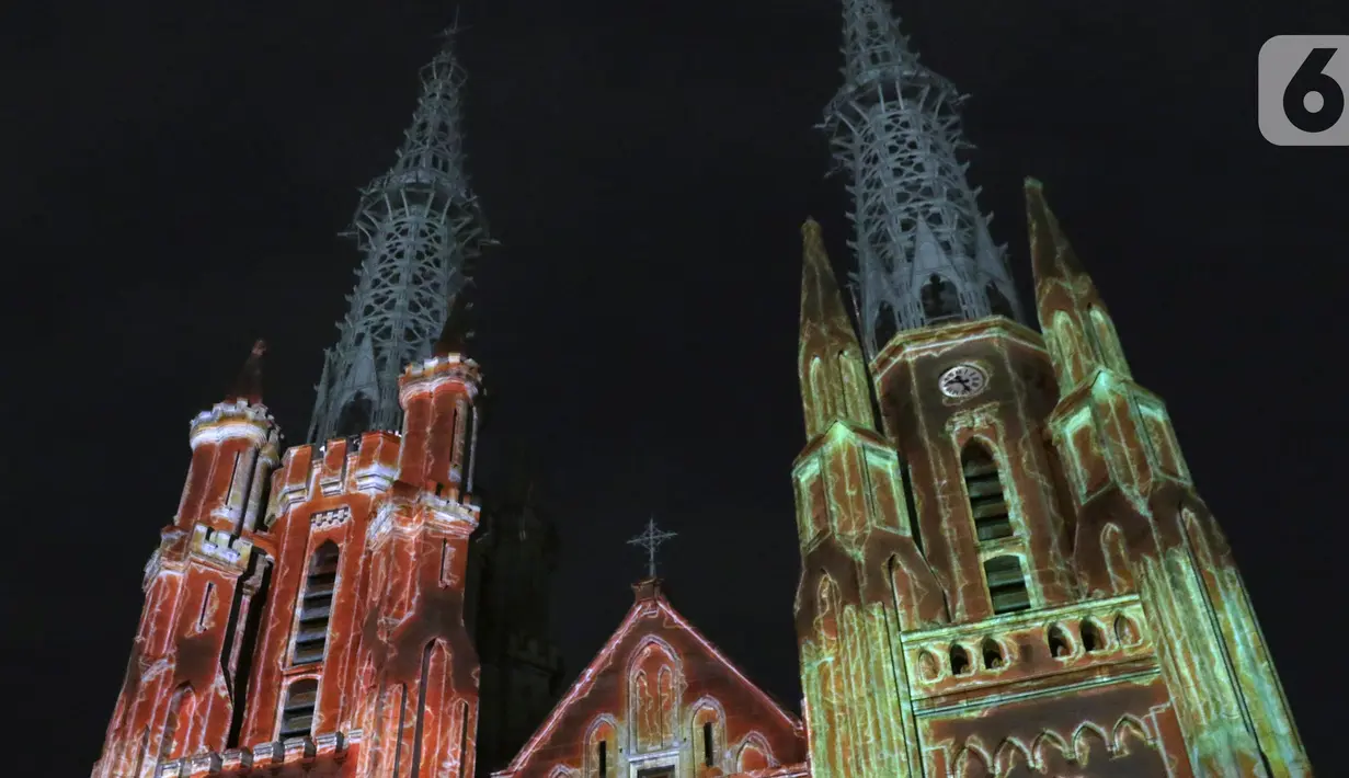 Cahaya warna warni menghiasi Gereja Katedral saat pemutaran video mapping tentang sejarah Kongres Pemuda II , Jakarta, Minggu (27/12/2019). Pemutaran video mapping ini untuk memperingati Hari Sumpah Pemuda ke-91 dan berlangsung hingga 28 Oktober. (Liputan6.com/Helmi Fithriansyah)