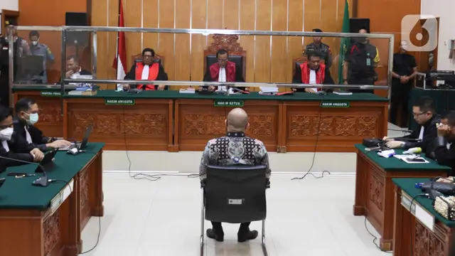 Teddy Minahasa Penuh Senyum saat Jalani Sidang Vonis Kasus Narkoba