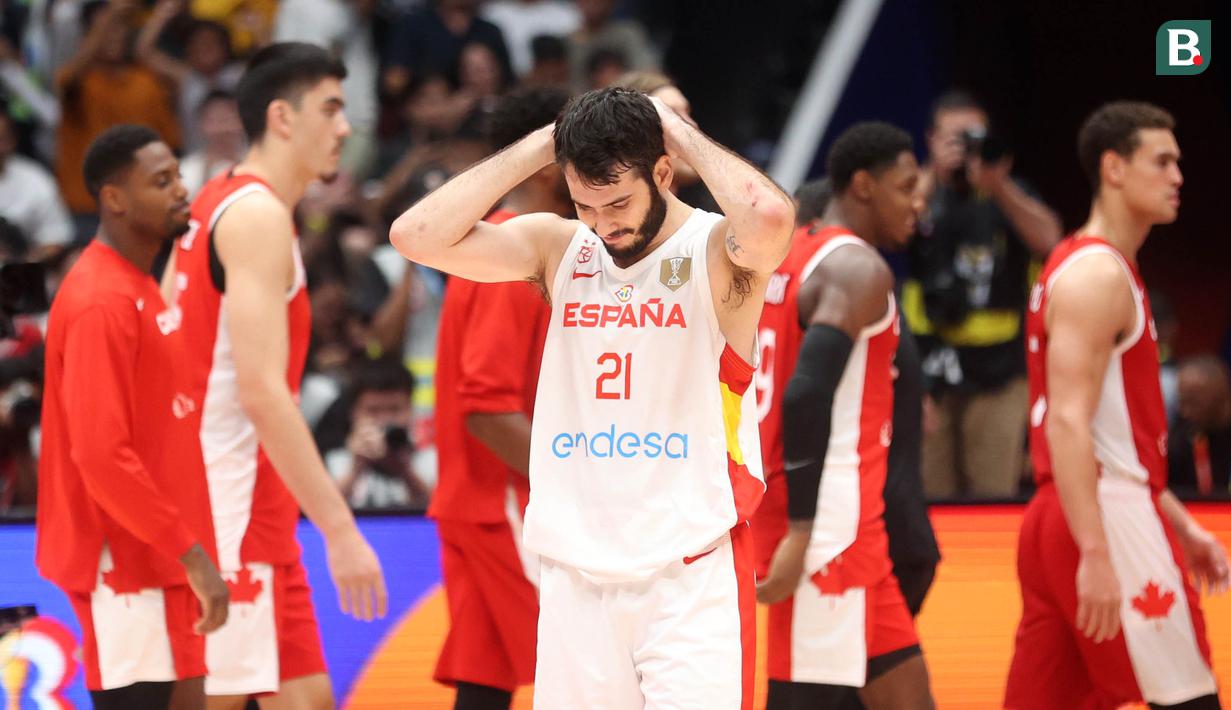 Pebasket Spanyol, Alex Abrines, tampak kecewa setelah ditaklukkan Kanada pada laga FIBA World Cup 2023 di Indonesia Arena, Minggu (3/9/2023). Kanada menang dengan skor 88-85. (Bola.com/M Iqbal Ichsan)