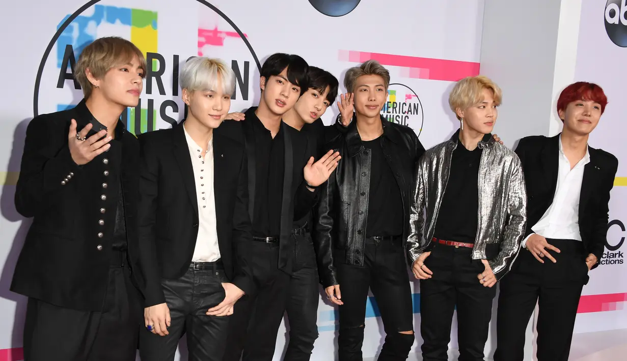 Boyband Korea Selatan, Bangtan Boys alias BTS berpose di karpet merah ajang American Music Awards 2017 di Los Angeles, Minggu (19/11). Kehadiran mereka pun cukup menarik perhatian dan menghebohkan para ARMY (sebutan fans BTS). (Mark Ralston/AFP)