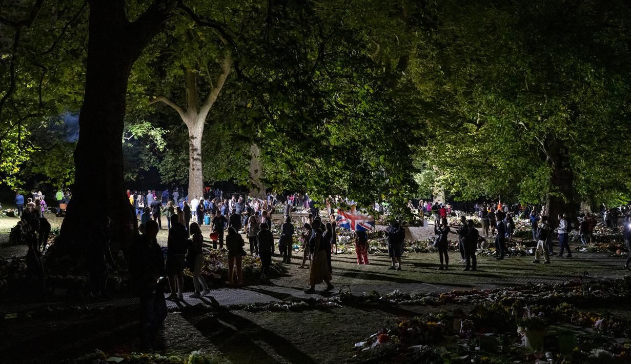 Orang-orang berkumpul saat peringatan untuk Ratu Elizabeth II di Green Park di sebelah Istana Buckingham di London, Senin (12/9/2022). Ratu ELizabeth II adalah anak pertama dari Raja George VI. Dia memiliki adik bernma Putri Margareth. (AP Photo/Felipe Dana)