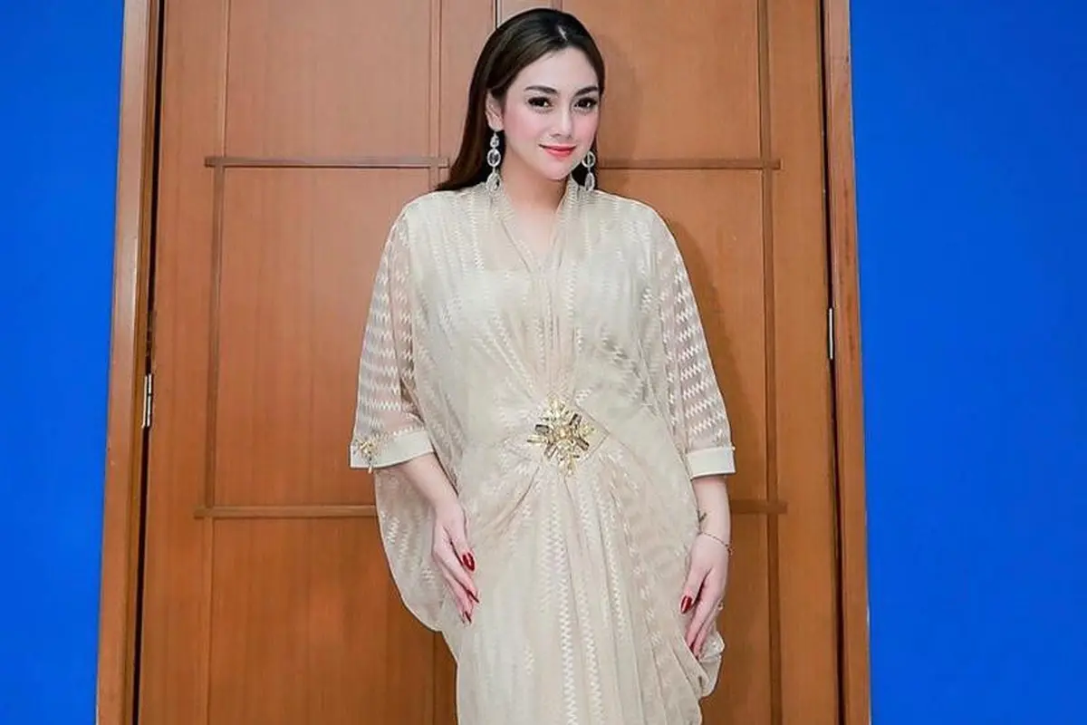 10 Ide Style Kaftan agar Tampilan Terlihat Mewah, dari Raisa Andriana hingga Krisdayanti