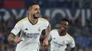 <p>Pemain Real Madrid, Joselu (kiri) melakukan selebrasi setelah mencetak gol ke gawang Getafe pada laga lanjutan Liga Spanyol 2023/2024 di Coliseum Alfonso Perez stadium, Getafe, Spanyol, Jumat (02/02/2024) WIB. (AFP/Pierre-Philippe Marcou)</p>