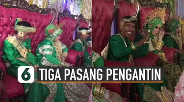 Terlihat tiga pasang pengantin sedang duduk dan bercanda menggunakan baju adat warna hijau.