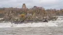 Gambar pada 1 November 2019, sebuah kapal yang tertancap di bebatuan atas Air Terjun Niagara selama lebih dari seabad telah bergeser di sungai St Lawrence, di Ontario, Kanada.  Pejabat taman nasional Air Terjun Niagara menyebutkan kapal bergerak karena cuaca buruk. (Chris Giles/Niagara Parks via AP)