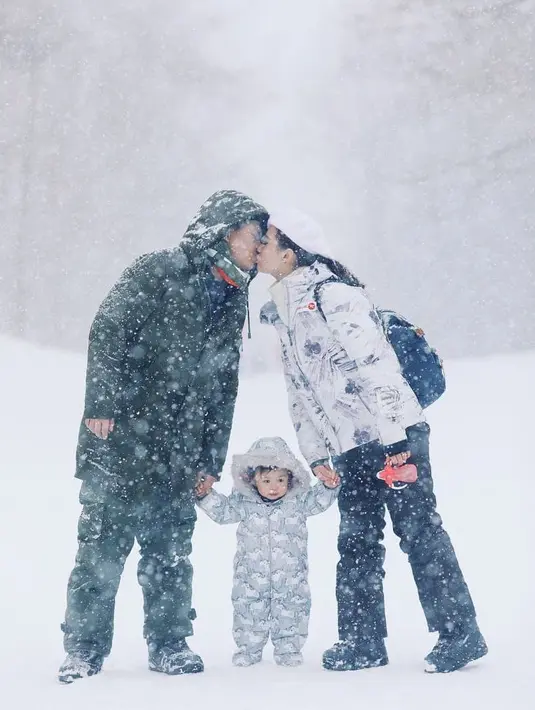 Chelsea Olivia dan Glenn Alinskie memang dikenl sebagai pasangan yang mesra. Lihat betapa mesranya pasangan ini saat berlibur ke Jepang. (Foto: instagram.com/glennalinskie)