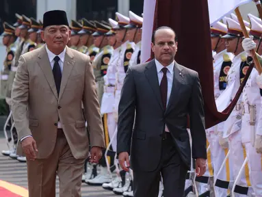 Menteri Pertahanan Republik Indonesia, Sjafrie Sjamsoeddin (kiri) dan Menteri Pertahanan Qatar Sheikh Saoud bin Abdulrahman Al Thani memeriksa barisan kehormatan sebelum pertemuan mereka di Kementerian Pertahanan, Jakarta, Selasa 2 Juni 2026. (BAY ISMOYO/AFP)