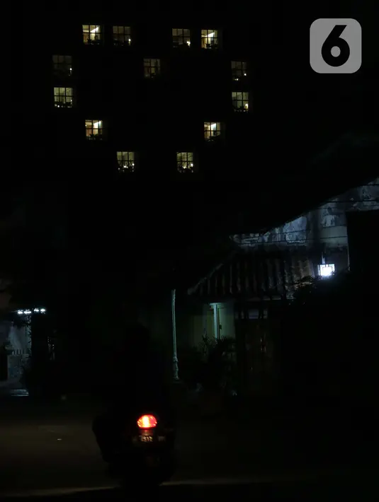 Salah satu hotel di kawasan Jalan Suryakencana Kota Bogor menyalakan sebagian lampu kamarnya hingga membentuk gambar hati, Jumat (10/4/2020). Gambar hati ini bentuk solidaritas keprihatinan sejumlah hotel di Indonesia atas pandemi Covid-19. (Liputan6.com/Helmi Fithriansyah)