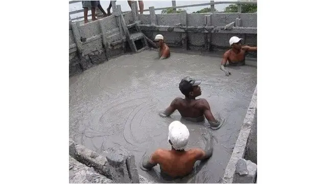 6 Potret Absurd Orang Bersantai di Air, Tempatnya Bikin Was-Was