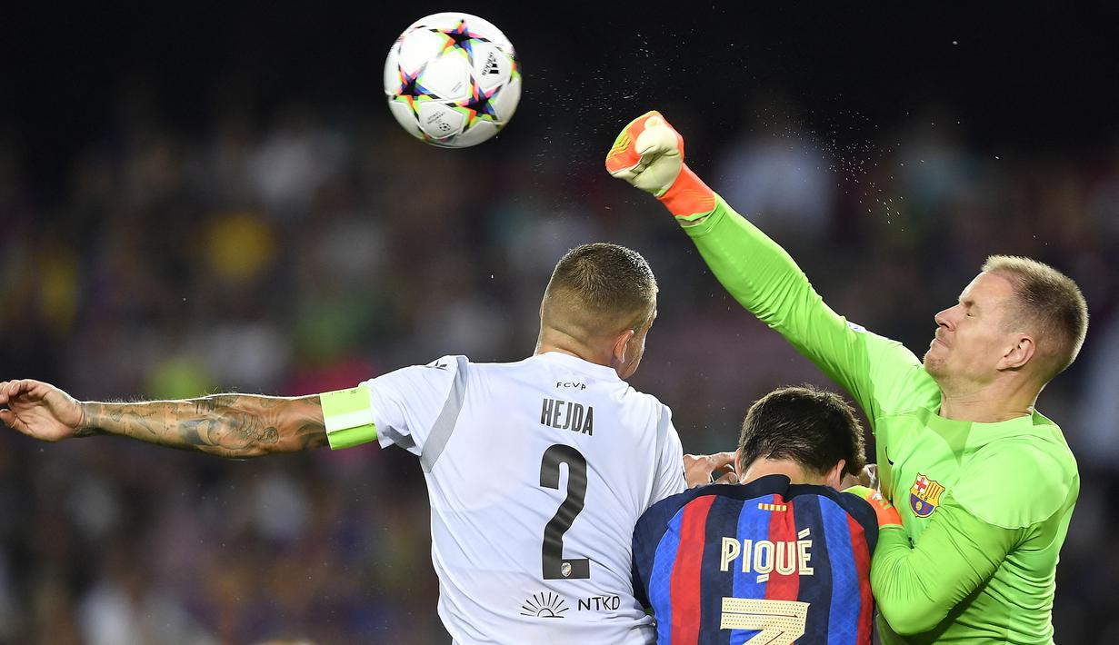 Marc-Andre ter Stegen. Kiper Jerman berusia 30 tahun yang kini memasuki musim ke-9 bersama Barcelona sejak didatangkan dari Borussia Monchengladbach pada awal musim 2014/2015 ini total telah tampil dalam 73 laga di Liga Champions bersama Barcelona. Dari 73 laga tersebut, ia mampu mencetak 30 kali clean sheet dan kebobolan 80 gol serta sukses merebut 1 trofi Liga Champions bersama Barcelona pada musim 2014/2015. (AFP/Pau Barrena)