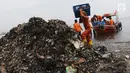 Petugas mengangkut sampah di Pesisir Teluk Jakarta, Cilincing, Jakarta Utara, Minggu (15/4). Kegiatan Gerebek Sampah ini dilakukan dalam rangka memperingati Hari Peduli Sampah Nasional (HPSN) 2018. (Liputan6.com/Arya Manggala)