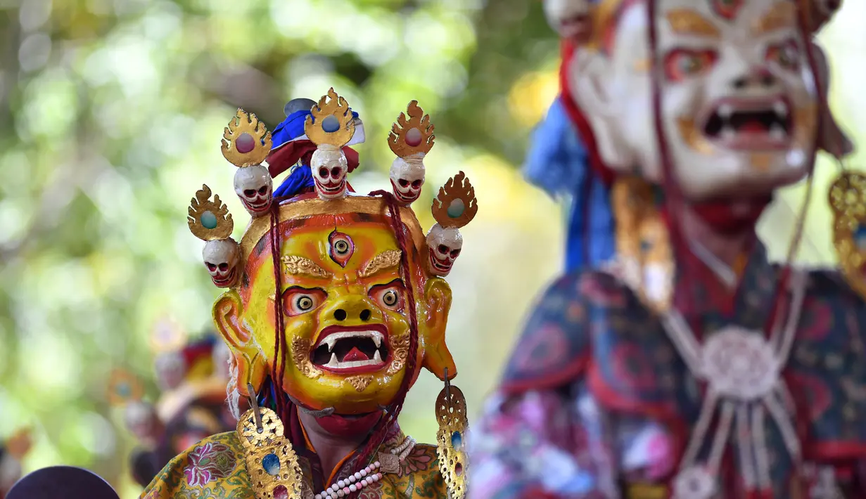 Para biksu Buddha yang mengenakan topeng tampil dalam acara tarian Cham tahunan untuk berdoa agar mendapatkan panen yang baik dan kehidupan yang damai di Biara Tashilhunpo di Xigaze, Daerah Otonom Tibet, China barat daya, 22 September 2020. (Xinhua/Chogo)