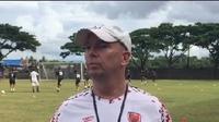 Pelatih baru PSM Makassar, Joop Gall. (Bola.com/Abdi Satria)