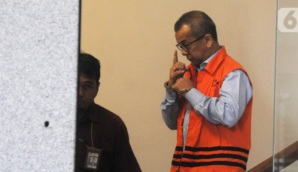 Mantan Direktur Utama PT Garuda Indonesia Emirsyah Satar (kanan) usai menjalani pemeriksaan di Gedung KPK, Jakarta, Jumat (01/11/2019). Satar diperiksa sebagai tersangka terkait kasus dugaan suap pengadaan mesin Rolls-Royce PLC untuk pesawat Airbus milik Garuda Indonesia. (merdeka.com/Dwi Narwoko)