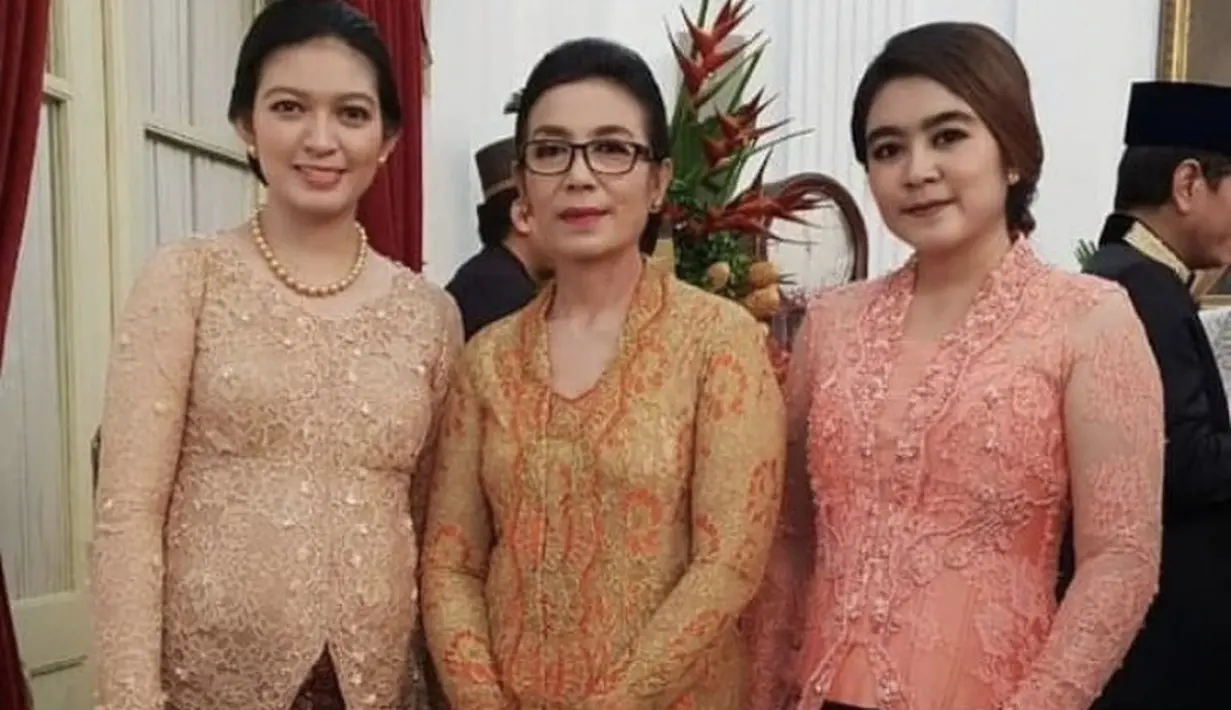 Saat hamil, ia tetap anggun mengenakan kebaya brokat peach dipadu kain lilit