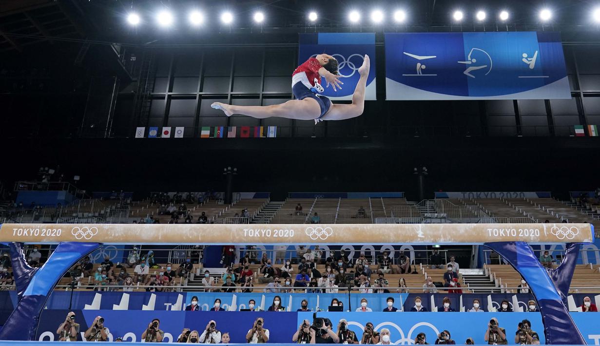 Sunisa Lee, dari Amerika Serikat, saat tampil di final senam artistik putri Olimpiade Tokyo 2020, Selasa (27/7/2021). (Foto: AP/Ashley Landis)