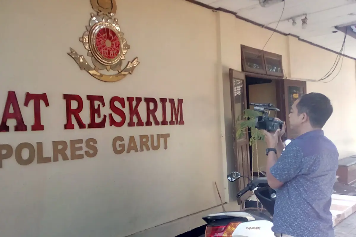 Nampak salah seorang jurnalis tengah mengambil gambar kantor sat reskrim polres Garut di tengah viralnya pemberitaan video syur Vina Garut