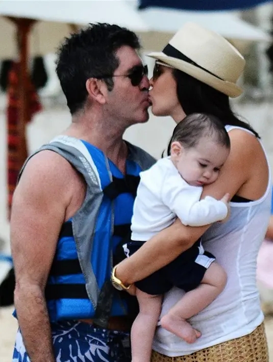 Di sisi lain, rupanya hubungan asmaranya dengan Lauren sempat mengalami skandal lantaran kekasihnya itu hamil ketika masih berstatus istri dari Andrew Silverman yang juga rekan kerja Simon. (via Instagram/@simoncowellonline)