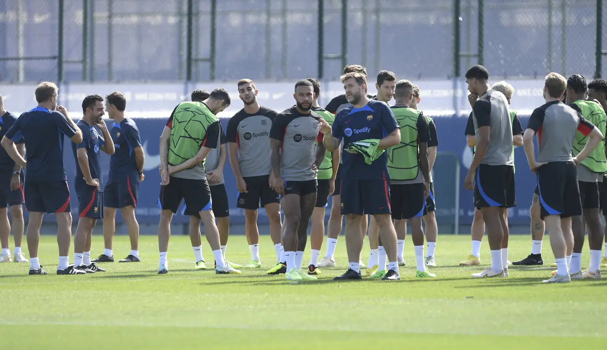 Pemain depan Barcelona Barcelona Memphis Depay (tengah) dan rekan satu timnya menghadiri sesi latihan di Ciudad Deportiva dekat Barcelona, Selasa (6/9/2022).  Barcelona akan ditantang Viktoria Plzen pada matchday 1 Grup C Liga Champions 2022/2023, Kamis 8 September 2022 dini hari WIB. (Photo by Josep LAGO / AFP)