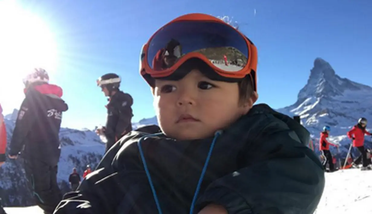 Dinobatkan sebagai Gorgeous Baby lantaran El telah memperoleh voting terbanyak dan mengalahkan beberapa nama anak selebriti lainnya. Seperti Arsy, Gempita, Natusha, dan Rafathar. (Instagraam/alexanderbarackel)