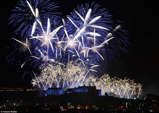 Kembang api di atas Istana  Edinburgh | Foto: Howard Walker/dailymail.co.uk