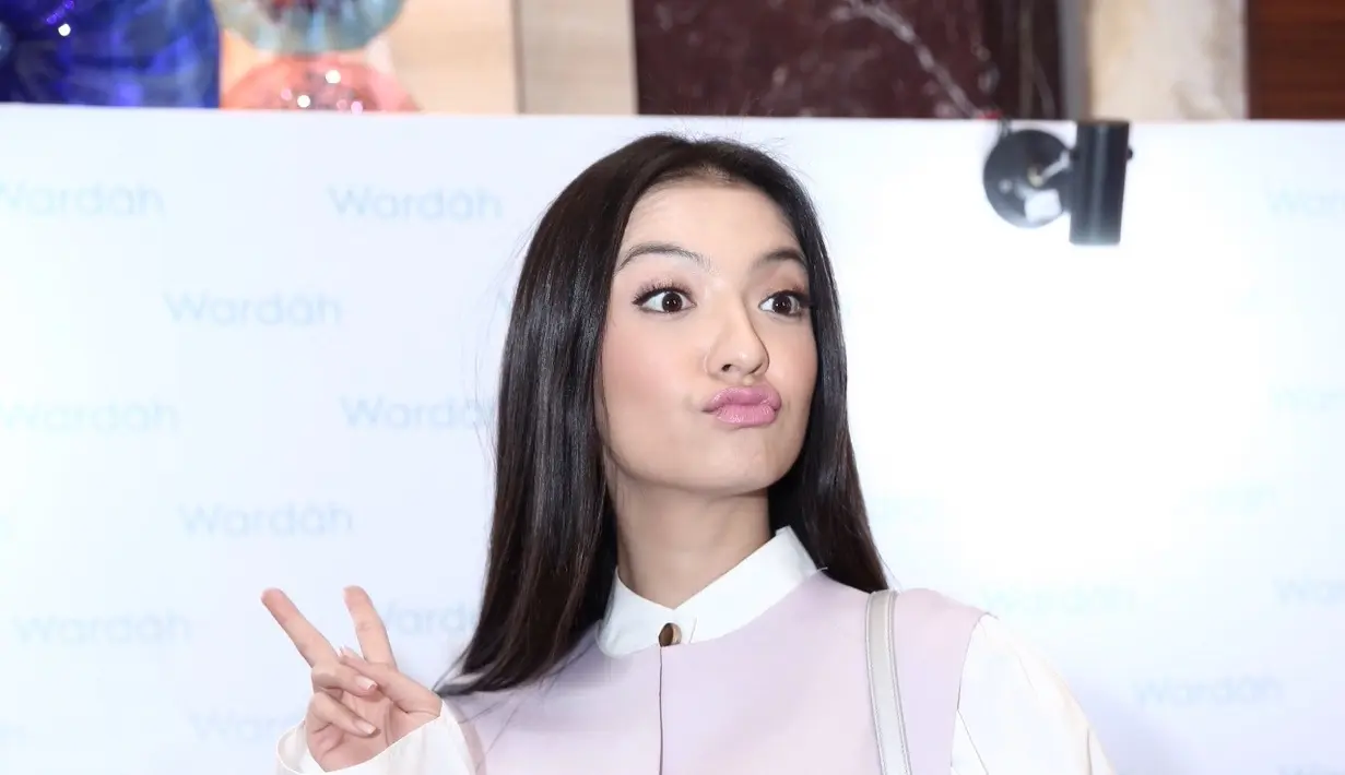 Di lain hal, ternyata Raline memiliki pandangan sendiri mengenai sosok ibunya. Kehadiran seorang ibu sangat berarti untuk Raline, lantaran ia merasa ibu adalah guru pertama baginya yang mengajarkan banyak hal. (Galih W. Satria/Bintang.com)