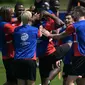 Pelatih Kanada AS Jesse Marsch (kiri) menyaksikan bek Kanada #15 Moise Lumpungu (tengah) diajak bercanda oleh rekan satu timnya selama sesi Latihan sehari sebelum semifinal Copa America 2024 di Basking Ridge, New Jersey, Senin (8/7/2024). (JUAN MABROMATA / AFP)