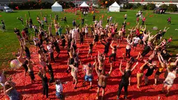 Orang-orang saling melempar tomat ketika berpartisipasi dalam festival 'Tomatina' atau perang tomat di St.Petersburg, Rusia, Minggu (18/8/2019). Tomatina atau perang tomat adalah festival Spanyol, dan tahun ini merupakan pertama kalinya dirayakan di Rusia. (AP Photo/Dmitri Lovetsky)