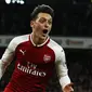 1. Mesut Ozil - Meski menolak tuduhan tersebut, namun Melanie Rickinger, pasangan Christian Lell rekan setim Ozil di timnas Jerman U-21 tidak menampik pernah berhubungan dengan gelandang berdarah Turki tersebut. (AFP/Adrian Dennis)