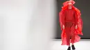 Seorang model memperagakan busana kreasi dari perancang Inggris, Craig Green selama gelaran London Fashion Week Men's di London pada 7 Januari 2019. Craig Green memamerkan pakaian untuk Musim Gugur/Musim Dingin 2019. (NIKLAS HALLE'N/AFP)