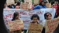 Aksi para bocah di depan Balaikota DKI yang menolak penggusuran, Jakarta, Kamis (11/9/14). (Liputan6.com/Herman Zakharia)