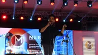 Penyanyi Jazz Indonesia Tompi tampil kalem dalam pagelaran Meikarta Music Festival yang digelar oleh Lippo Group di Central Park Meikarta.