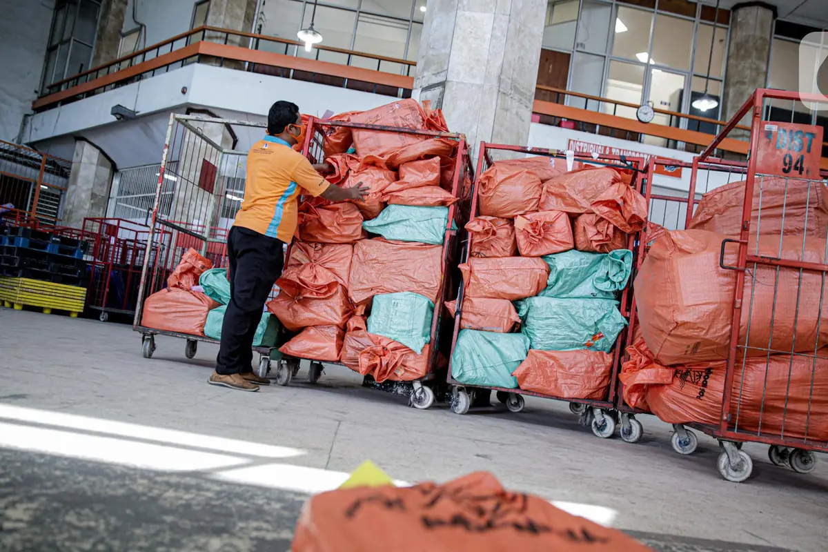 FOTO: Jelang Lebaran, Pengiriman Paket Via Pos Naik 20 Persen