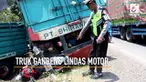 Maksud hati ingin menghindari motor yang menyeberang, truk gandeng ini malah banting setir dan melindas motor lain.
