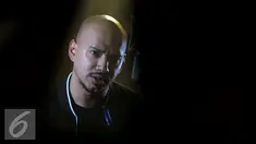 Husen Alatas saat melakukan proses syuting video klip di kawasan Bintaro, Jakarta, Rabu (28/7/2015). Husein mengaku tak kesulitan menghayati lagu single keduanya yang berjudul "Menangis Tanpa Air Mata". (Liputan6.com/Faisal R Syam)