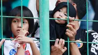 Suporter Cilik saat menyaksikan pertandingan Persija Jakarta melawan Arema FC pada laga BRI Liga 1 di Stadion Patriot Candrabhaga, Bekasi, Minggu (12/2/2023). Sejumlah fans balita tampak menghiasi tribun penonton. (Bola.com/M Iqbal Ichsan)