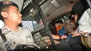 Petugas menjaga ketat para pelaku di Bandara Soekarno-Hatta, Tangerang, Selasa (16/8). Bareskrim Mabes polri mengungkap Tindak Pidana jaringan perdagangan menusia dengan korban dari Nusa Tenggara Timur. (Agus)