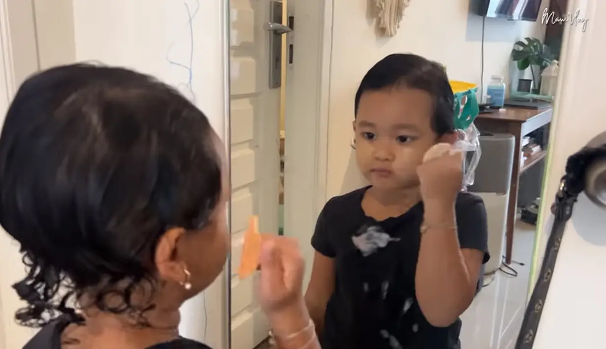 Gewa juga sudah mulai belajar makeup  sendiri setelah mandi. Menurutnya, memoles wajahnya agar lebih cantik. Momen itu dibagikan Mutia Ayu di kanal Youtube-nya. [Youtube/Mutia Ayu]