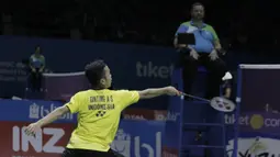 Tunggal putra Indonesia, Anthony Sinisuka Ginting, saat melawan wakil Jepang, Kento Momota, pada Indonesia Open di Istora Senayan, Kamis, (5/7/2018). Anthony Ginting takluk 14-21, 15-21. (Bola.com/M Iqbal Ichsan)