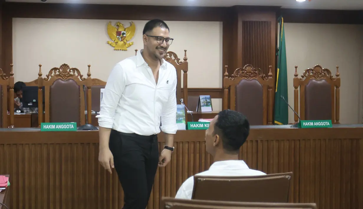 Persidangan kali ini untuk mendengar keterangan dari para terdakwa, termasuk Ammar Zoni. Tampak dalam foto, terdakwa kasus dugaan peredaran narkotika di Rumah Tahanan (Rutan) Salemba, Ammar Zoni, saat tiba untuk menjalani sidang lanjutan di Pengadilan Negeri Jakarta Pusat (PN Jakpus), Jakarta, Kamis (8/1/2026). (Kapanlagi.com/Budy Santoso)