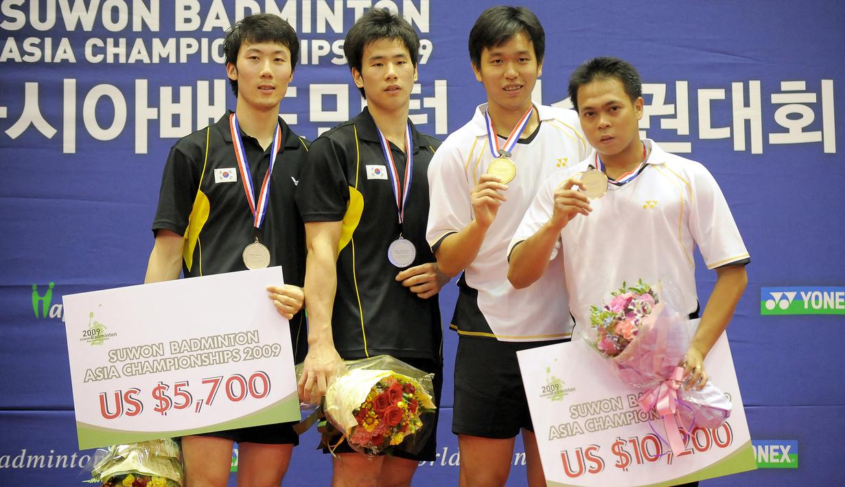 Medali emas Ganda Putra Kejuaraan Asia. Markis Kido/Hendra Setiawan mengoleksi 2 medali emas di Kejuaraan Asia 2005 dan 2009. Pada final Kejuaraan Asia 2009 yang digelar di Korea, mereka mengalahkan ganda tuan rumah, Ko Sung-hyun/Yoo Yeon-seong dengan skor 21-18, 26-24. (Foto: AFP/Jung Yeon-je)